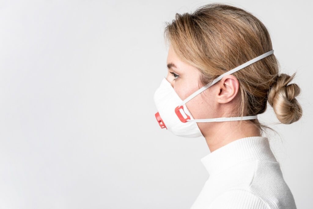 Durere în gât prezentată printr-un infografic cu cele mai frecvente cauze: infecții virale, bacteriene, alergii, aer uscat și reflux gastric.