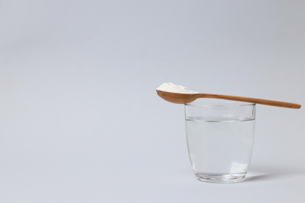 Durere în gât ameliorată cu gargară cu apă sărată pentru reducerea inflamației.