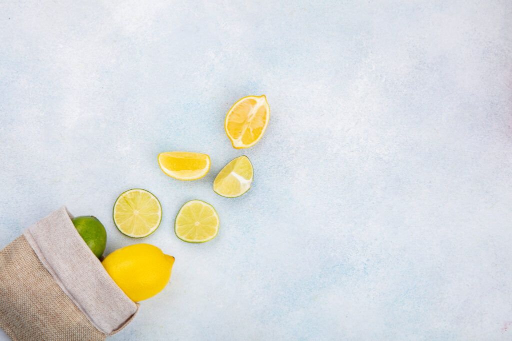 Durere în gât ameliorată cu lămâie bogată în vitamina C pentru reducerea inflamației.