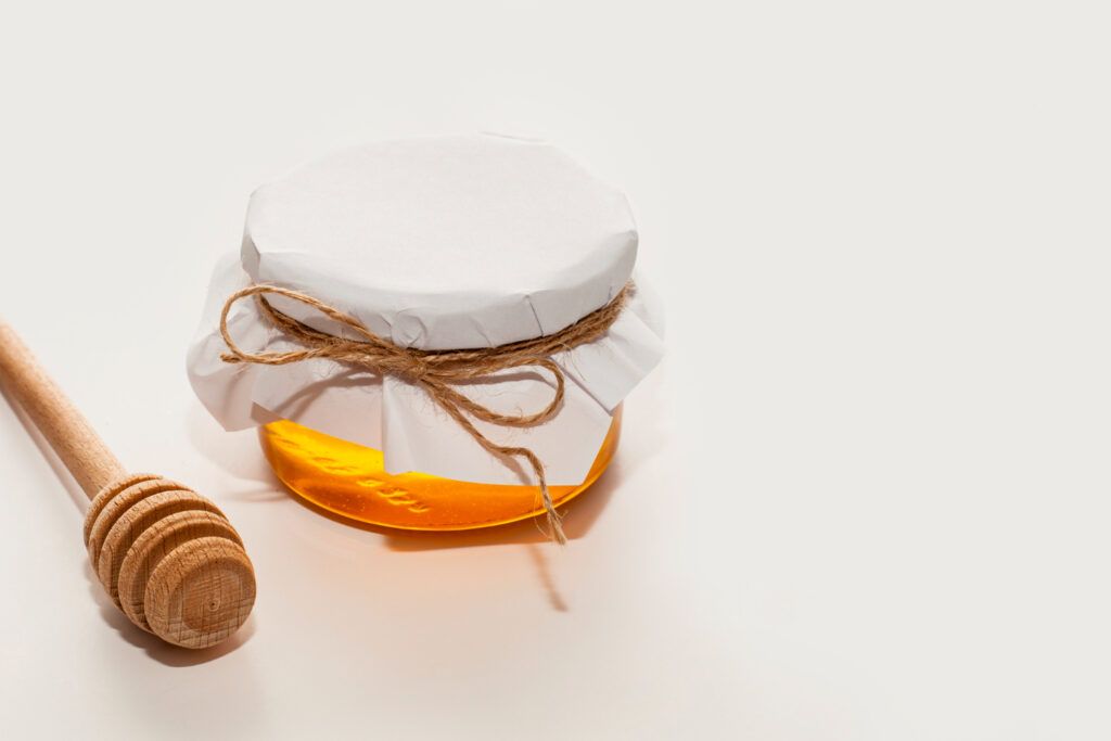 Durere în gât tratată cu miere crudă pentru reducerea inflamației și calmarea iritației.