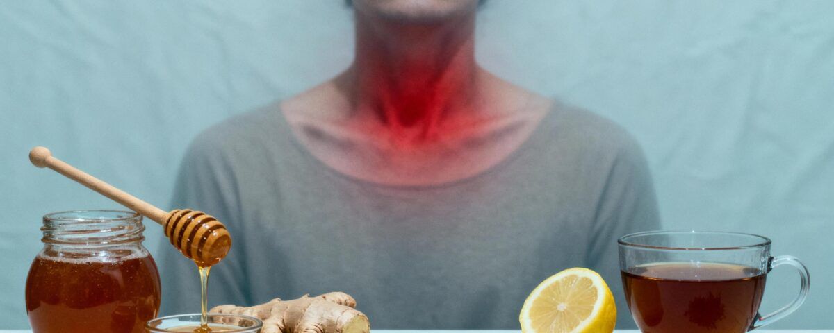 Durere în gât la un adult cu inflamație vizibilă și tratamente naturiste precum miere, ghimbir, lămâie și ceai pentru calmarea simptomelor