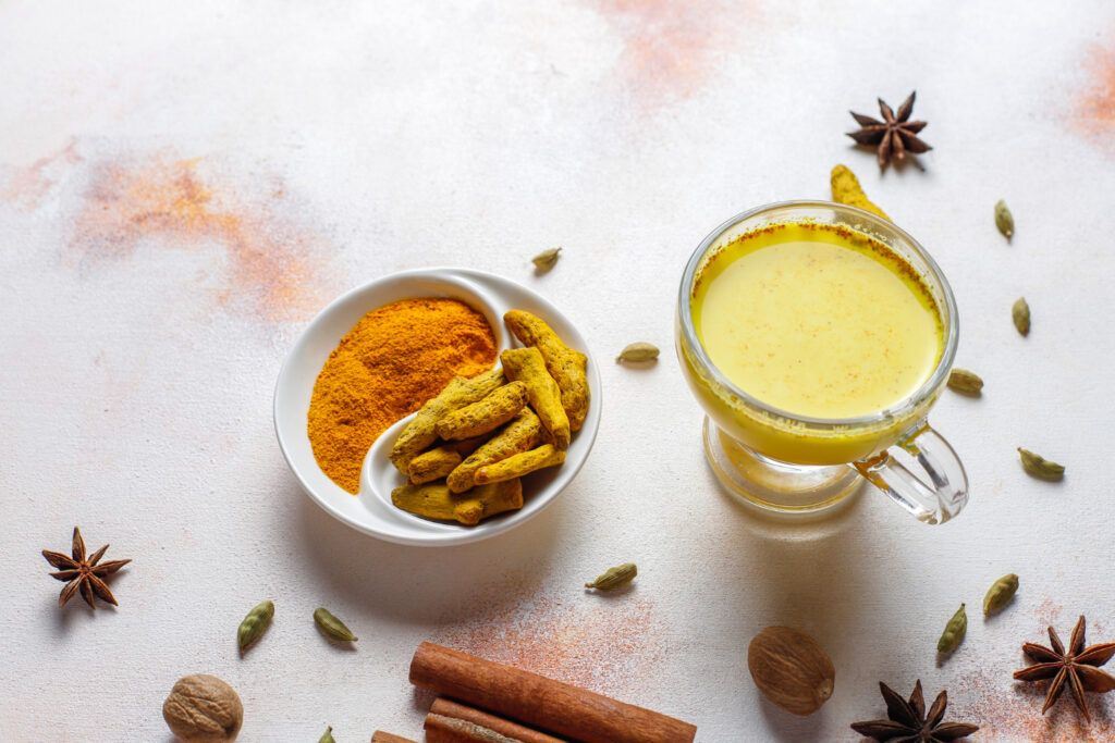 Durere în gât redusă cu turmeric bogat în curcumin, un antiinflamator natural.