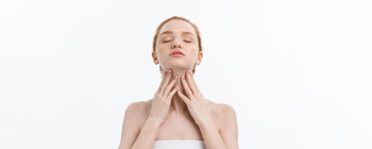 Reglare tiroidă natural ilustrată printr-o femeie care își atinge zona tiroidei