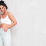 Tratament pentru scăderea în greutate ilustrat printr-o femeie care își arată talia