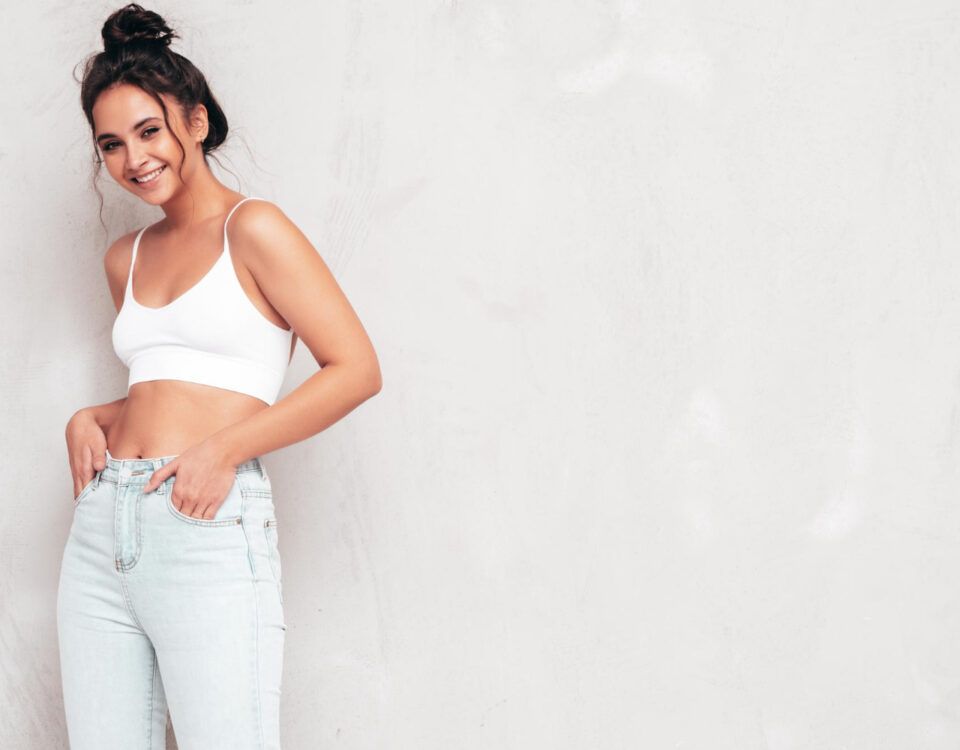 Tratament pentru scăderea în greutate ilustrat printr-o femeie care își arată talia