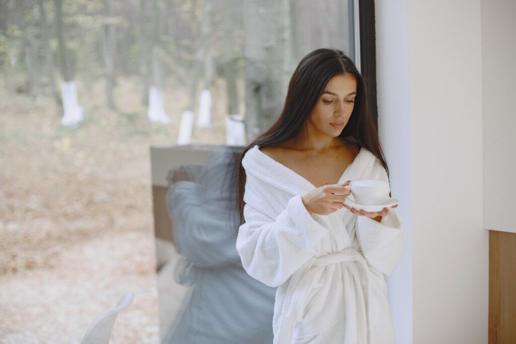 Infecție urinară în sarcină trimestrul 2 la o femeie însărcinată în baie, cu expresie îngrijorată